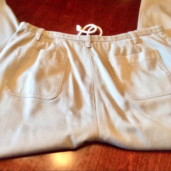 Green Capri pants - Picture 4 of 6